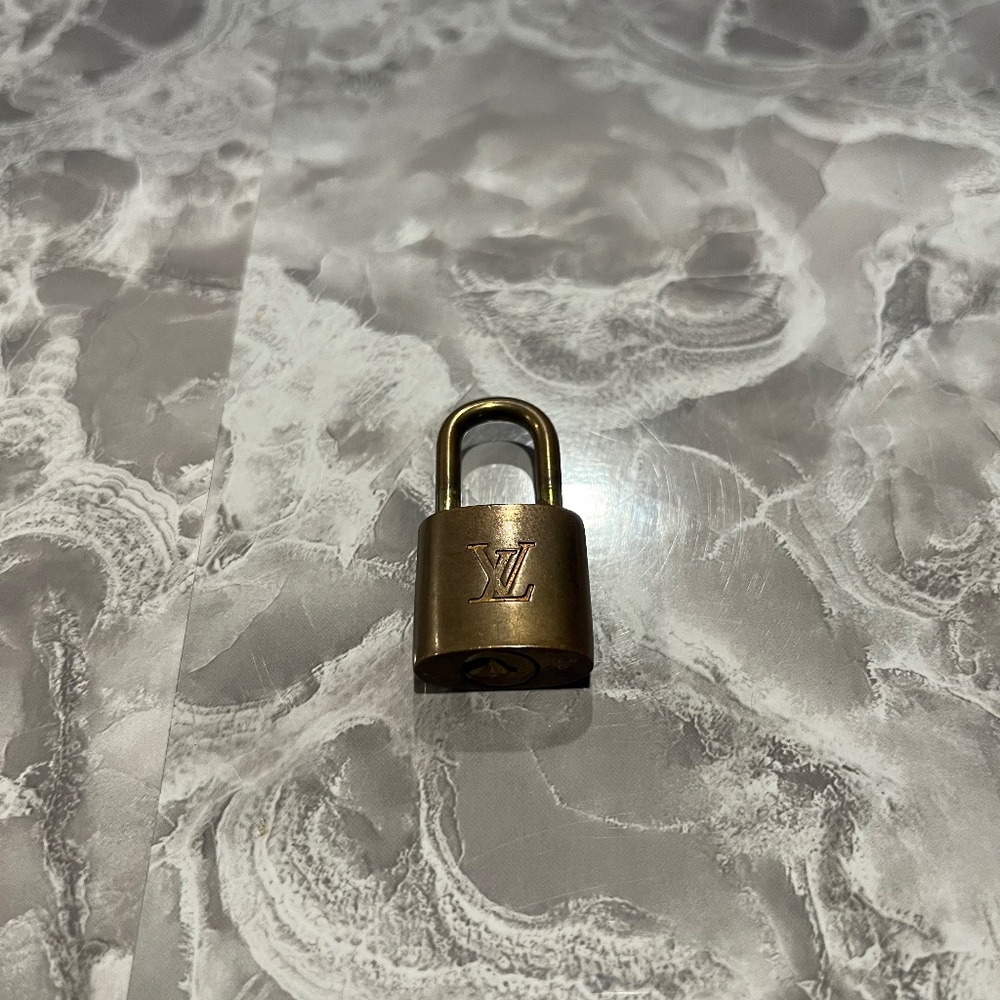 Louis Vuitton no key brass 308